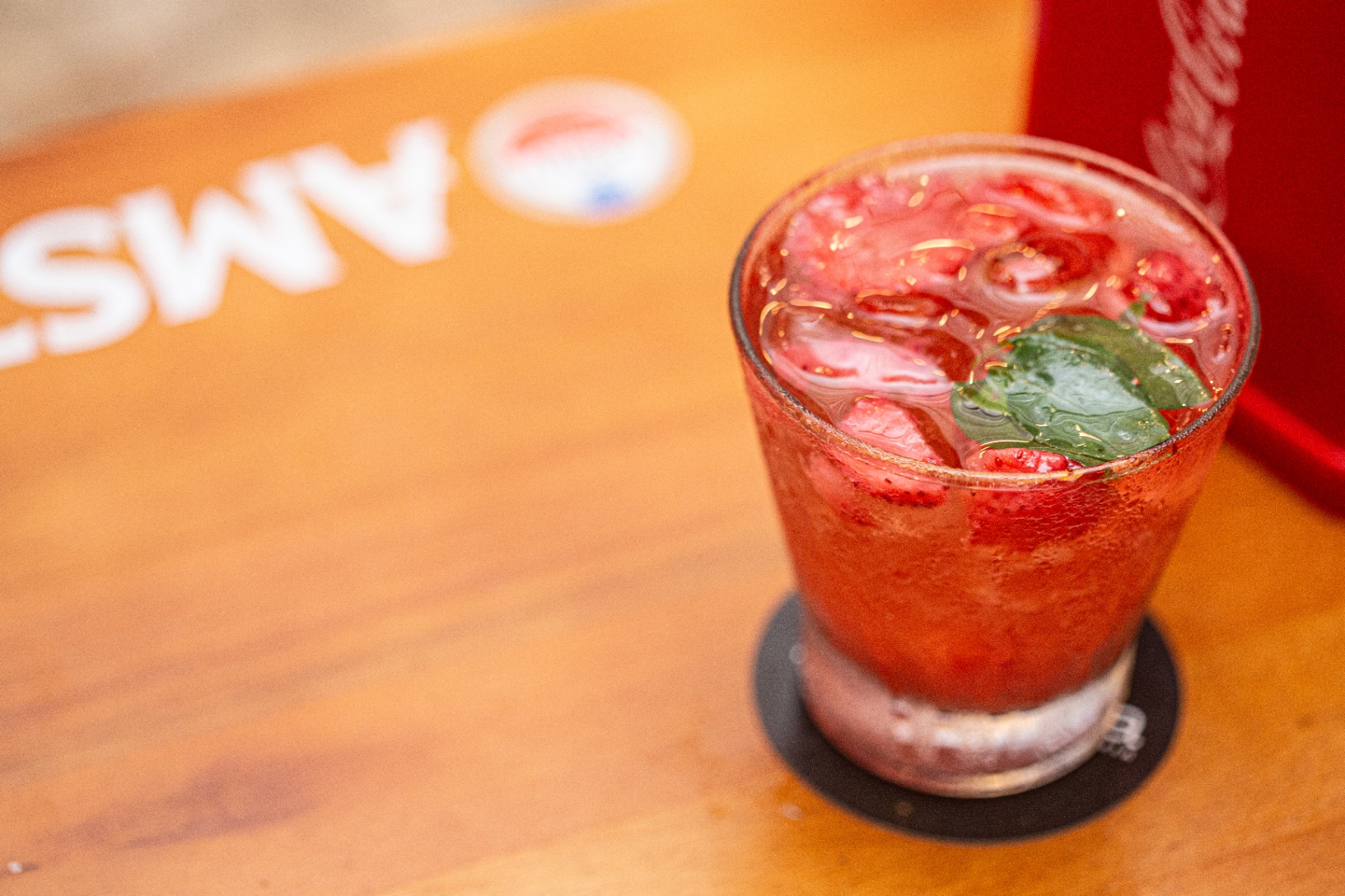 Drink de morango com manjericão