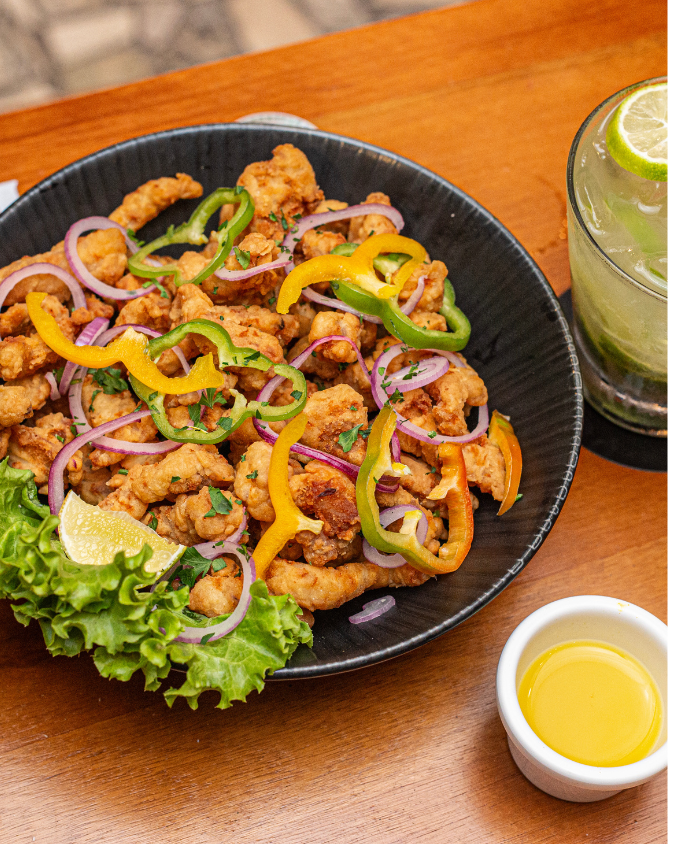 Isca de peixe com pimentões e caipirinha